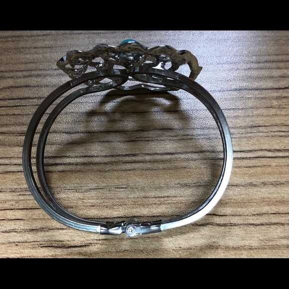 Sculpted metal hinge close bangle $$ - Picture 2 of 3